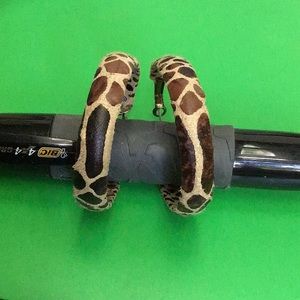 🦒🦒Leather ? covered hoop earrings animal